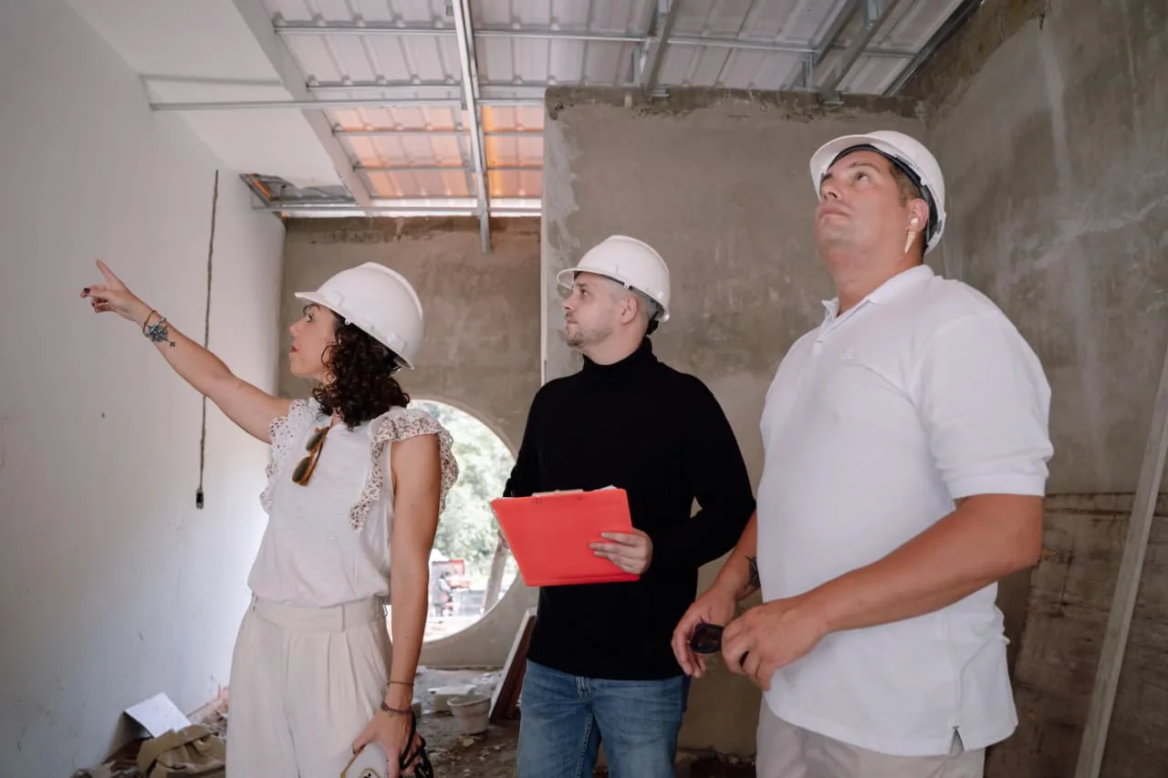 Equipo de construcción en obra de desarrollo de villas en Lombok