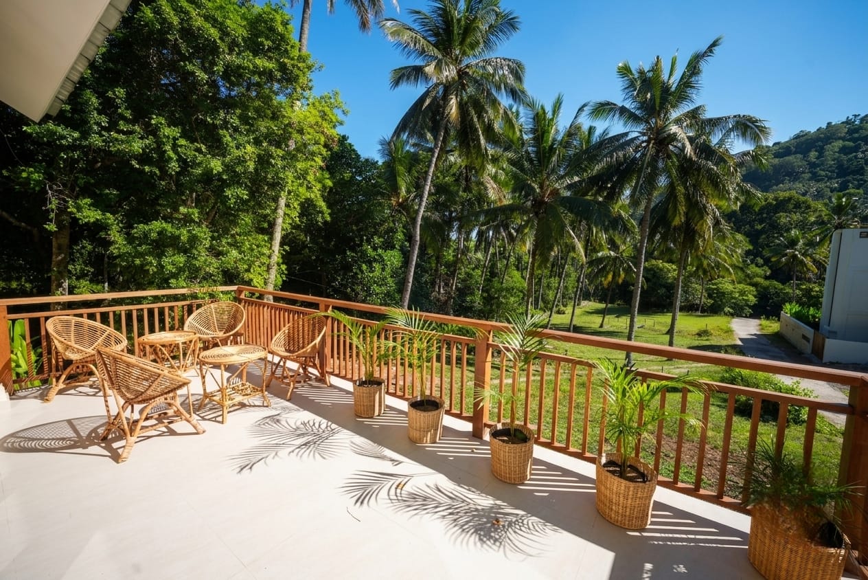 Upper terrace with privileged views over the palm valley of Lendang Luar